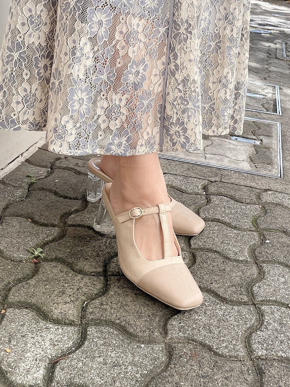 ベージュ系のシャツ/ブラウス、ブルー系のスカート、ホワイト系のパンプスを着用したレディースの冬コーディネートの8枚目の写真