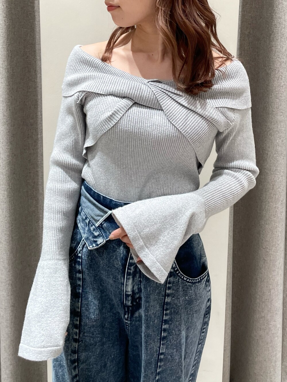 その他のデニムパンツ、シルバー系のニット/セーター、ベージュ系のブーツを着用したレディースの冬コーディネートの5枚目の写真