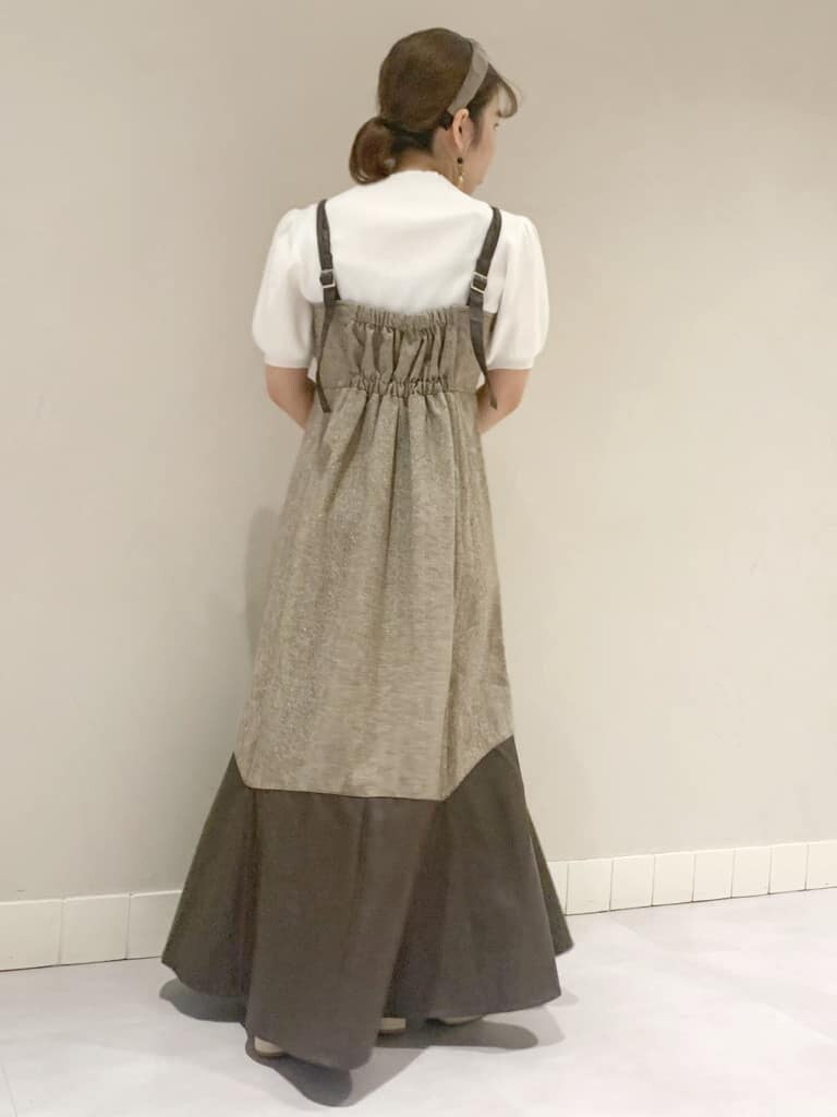 ブラウン系のワンピース、ホワイト系のパンプス、ホワイト系のニット/セーターを着用したレディースの秋コーディネートの3枚目の写真