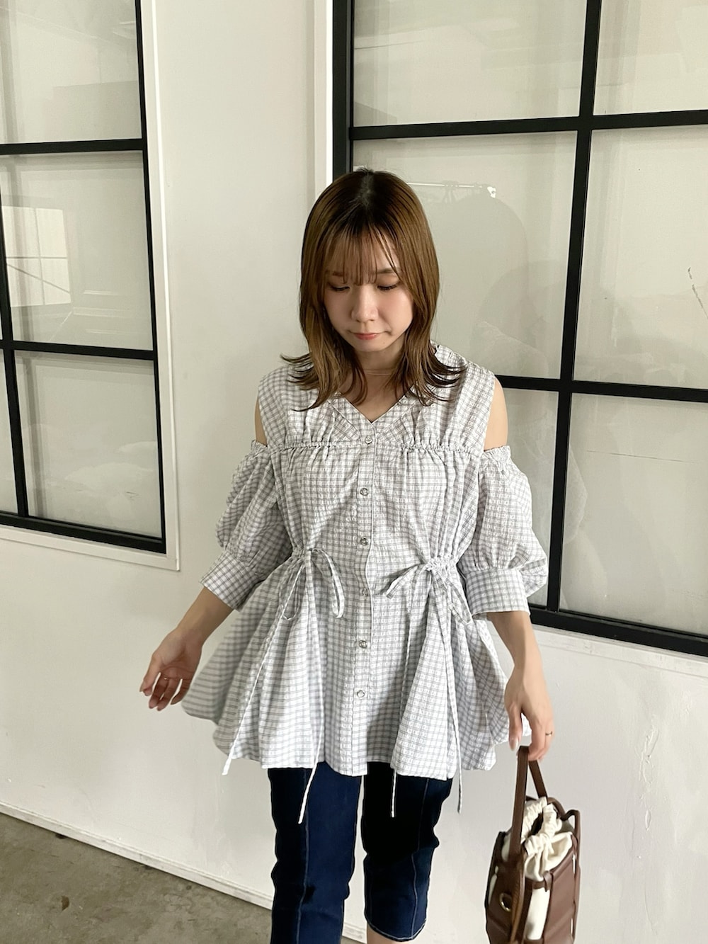 その他のシャツ/ブラウス、ブルー系のその他パンツ、ホワイト系のサンダルを着用したレディースの春コーディネートの6枚目の写真