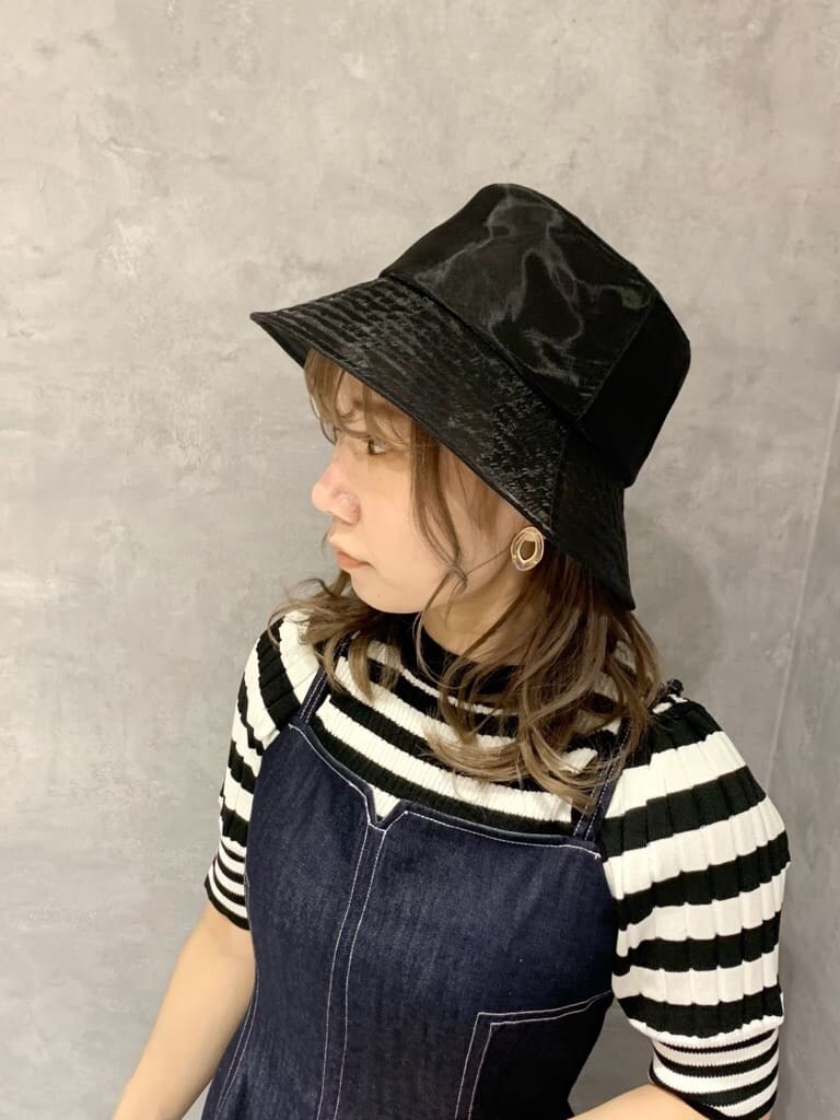 ブラック系のニット/セーター、パープル系のサンダル、ブルー系のワンピースを着用したレディースの春コーディネートの5枚目の写真