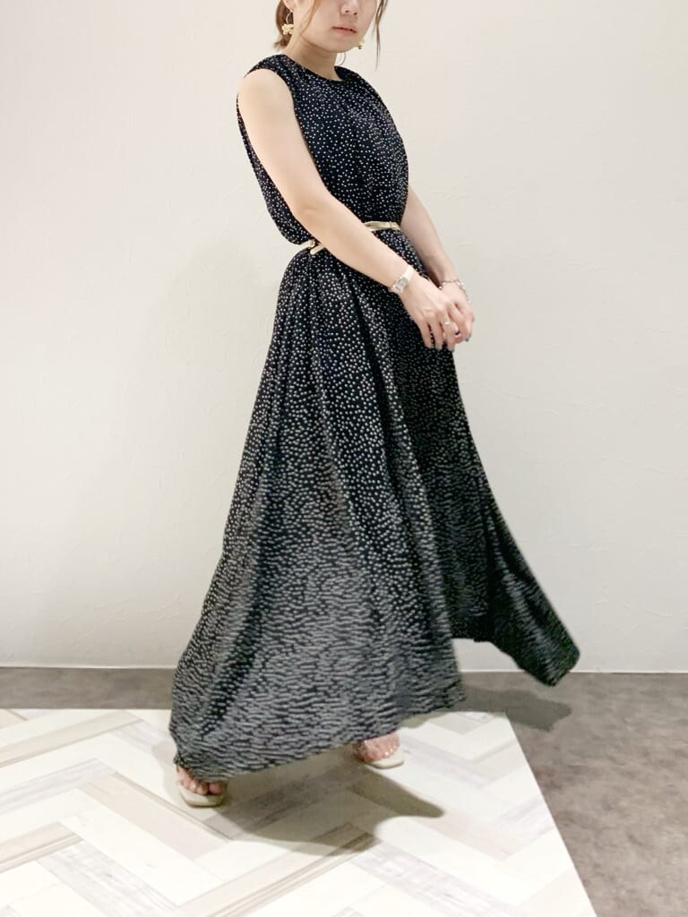 ブラック系のサンダル、その他のサンダル、ブラック系のワンピースを着用したレディースの夏コーディネートの10枚目の写真