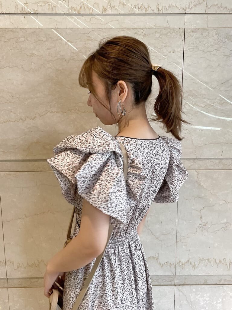 ホワイト系のワンピース、ホワイト系のパンプスを着用したレディースの夏コーディネートの6枚目の写真