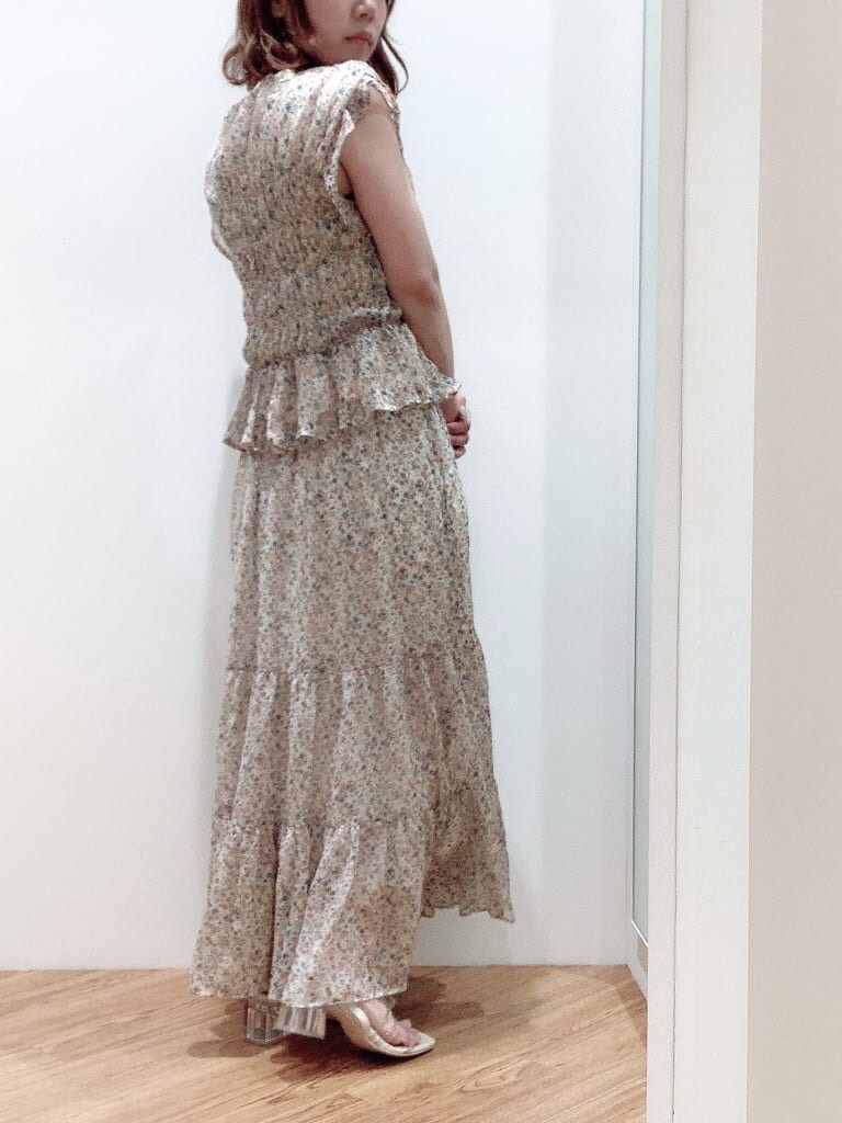 その他のシャツ/ブラウス、その他のサンダル、その他のスカートを着用したレディースの夏コーディネートの3枚目の写真