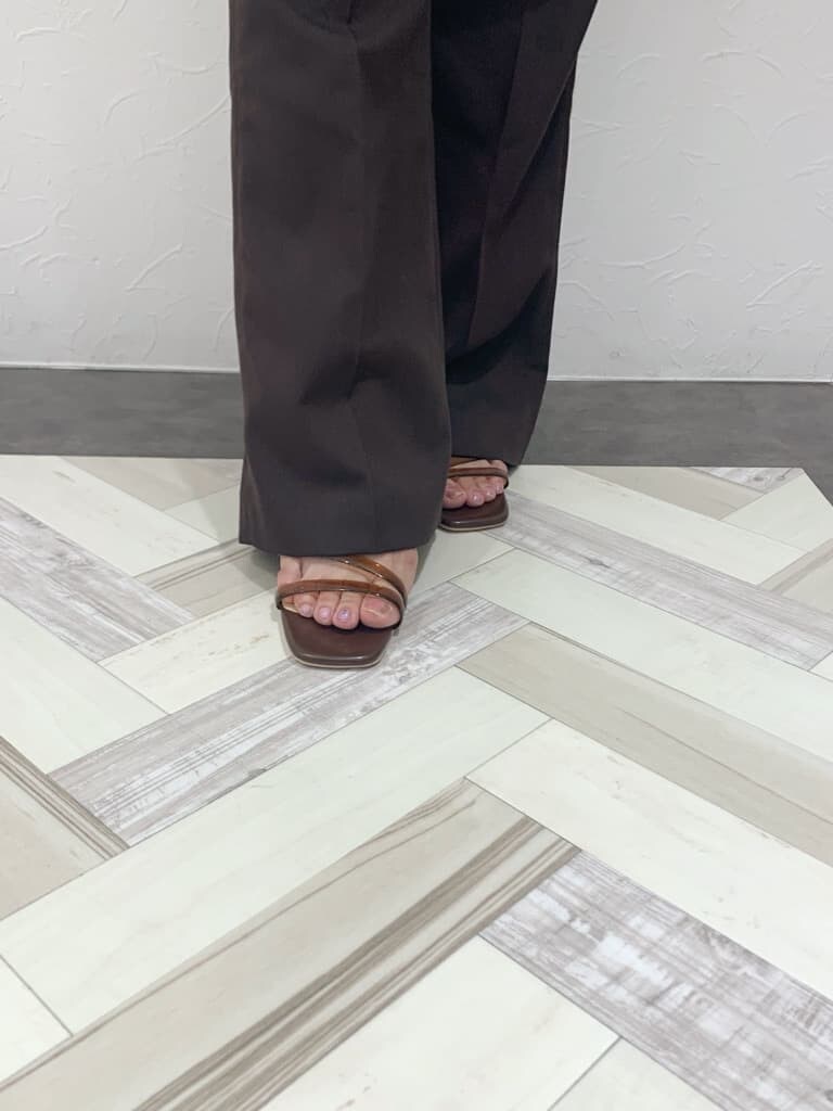 ブラウン系のサンダル、ブラウン系のその他パンツ、ベージュ系のTシャツ/カットソーを着用したレディースの夏コーディネートの6枚目の写真