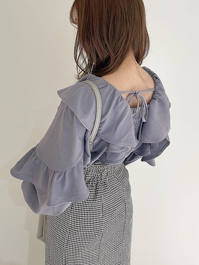 その他のスカート、ブラック系のブーツ、ブルー系のシャツ/ブラウスを着用したレディースの秋コーディネートの6枚目の写真