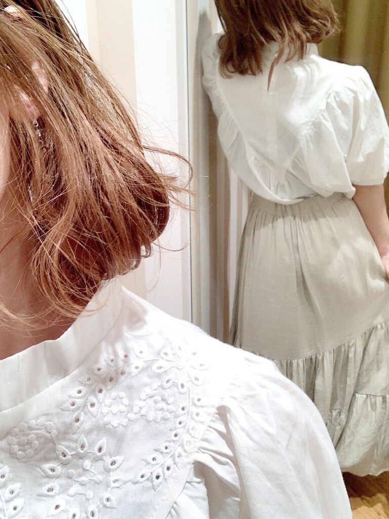 ホワイト系のシャツ/ブラウス、ベージュ系のスカート、その他のサンダルを着用したレディースの春コーディネートの5枚目の写真