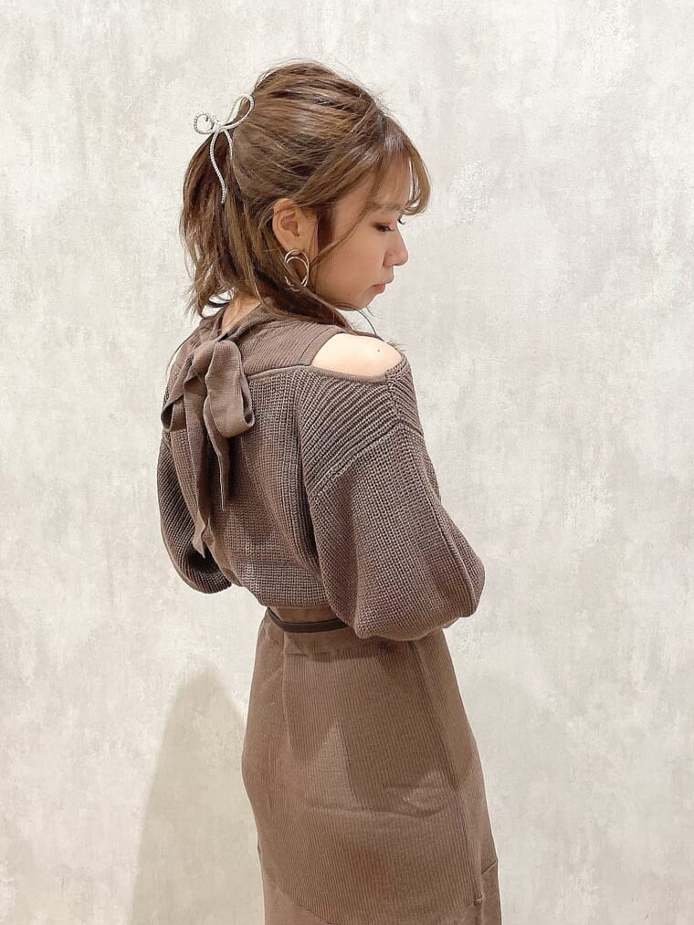 ベージュ系のワンピース、ブラック系のブーツ、ブラウン系のベルトを着用したレディースの秋コーディネートの7枚目の写真