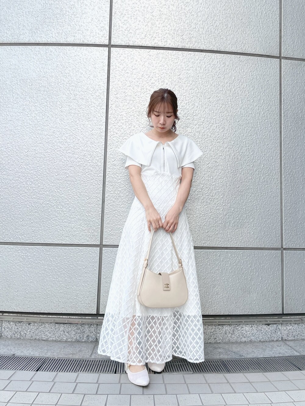 ホワイト系のパンプス、ホワイト系のワンピース、グレー系のテーラードジャケットを着用したレディースの春コーディネートの2枚目の写真