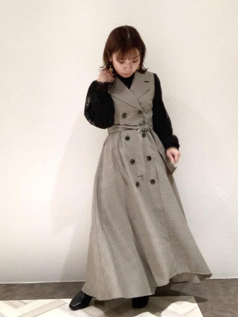 グレー系のワンピース、ブラック系のシャツ/ブラウス、ブラック系のブーツを着用したレディースの秋コーディネートの3枚目の写真