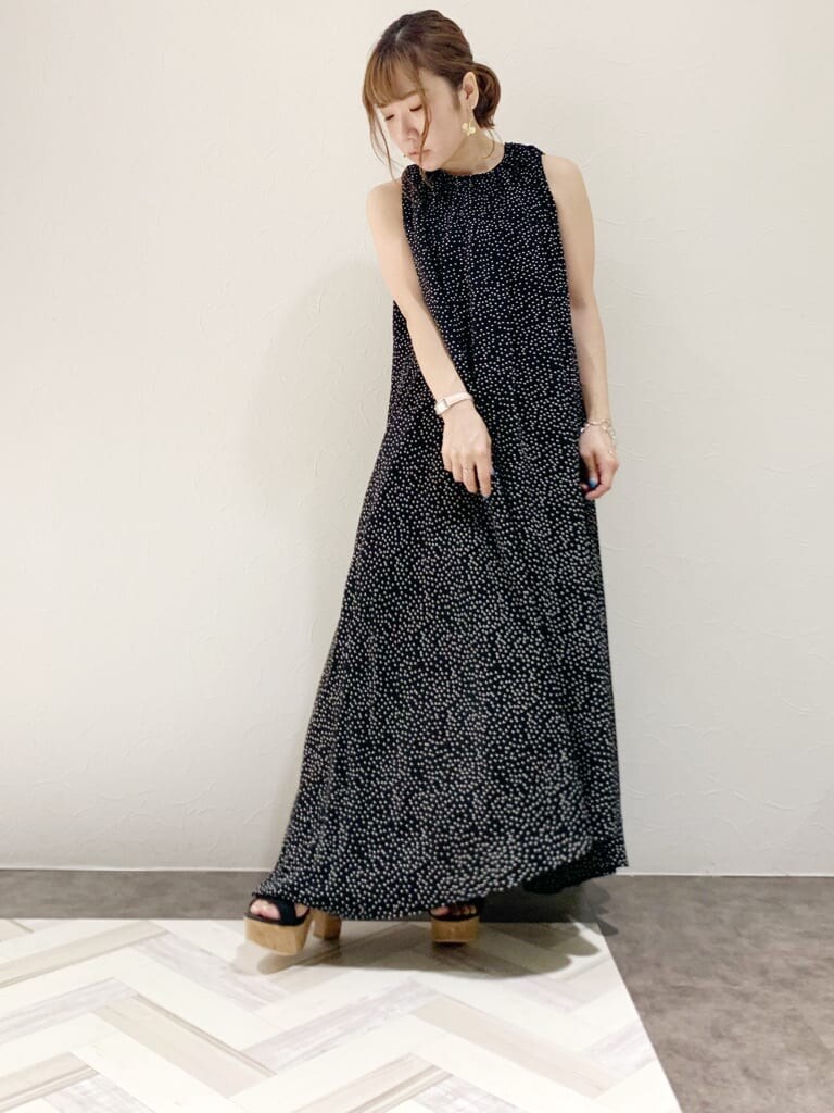 ブラック系のサンダル、その他のサンダル、ブラック系のワンピースを着用したレディースの夏コーディネートの2枚目の写真