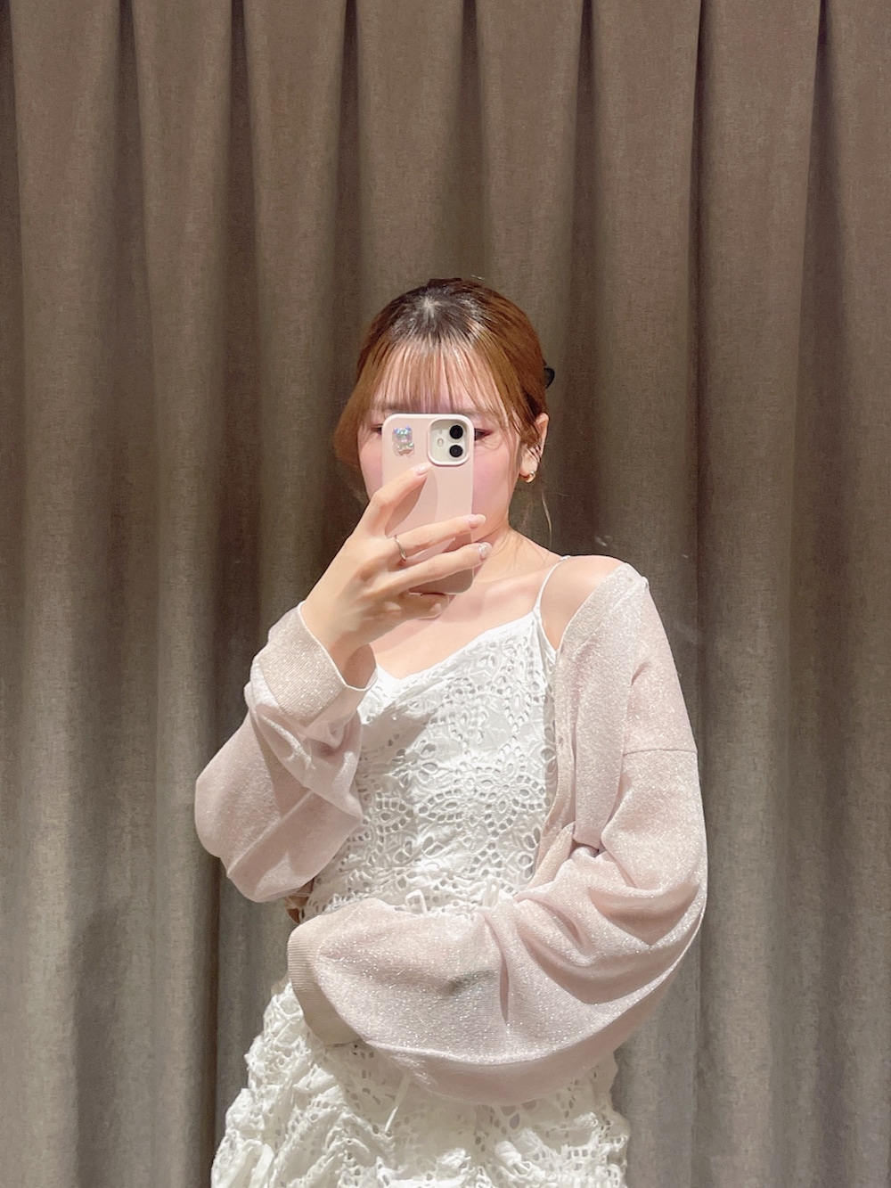 ホワイト系のワンピース、ピンク系のニット/セーター、シルバー系のローファーを着用したレディースの春コーディネートの4枚目の写真