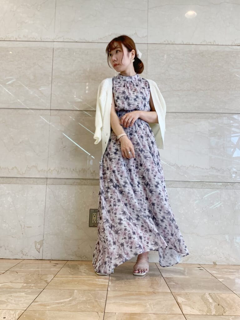 ブラウン系のサンダル、その他のサンダル、ピンク系のワンピースを着用したレディースの夏コーディネートの8枚目の写真