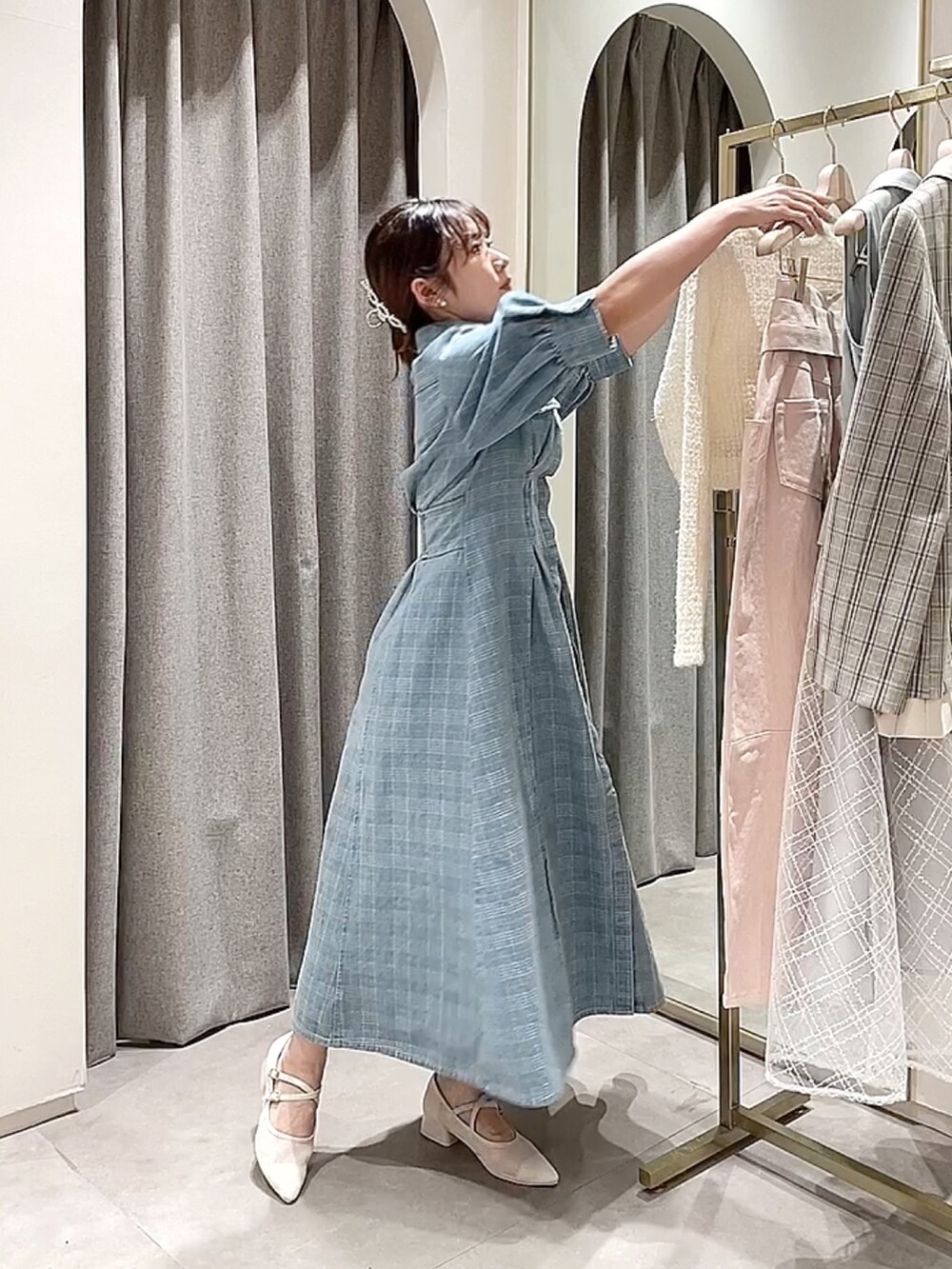 ブルー系のワンピース、ホワイト系のパンプスを着用したレディースの冬コーディネートの3枚目の写真