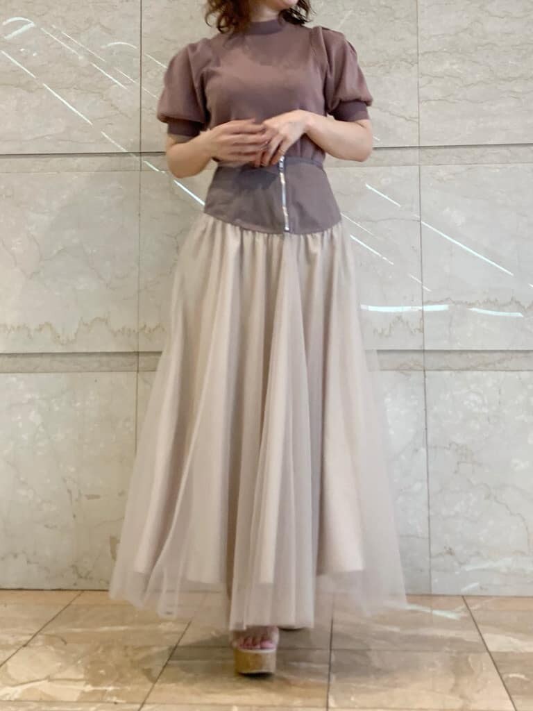 グレー系のスカート、ベージュ系のスカート、その他のサンダルを着用したレディースの夏コーディネートの4枚目の写真