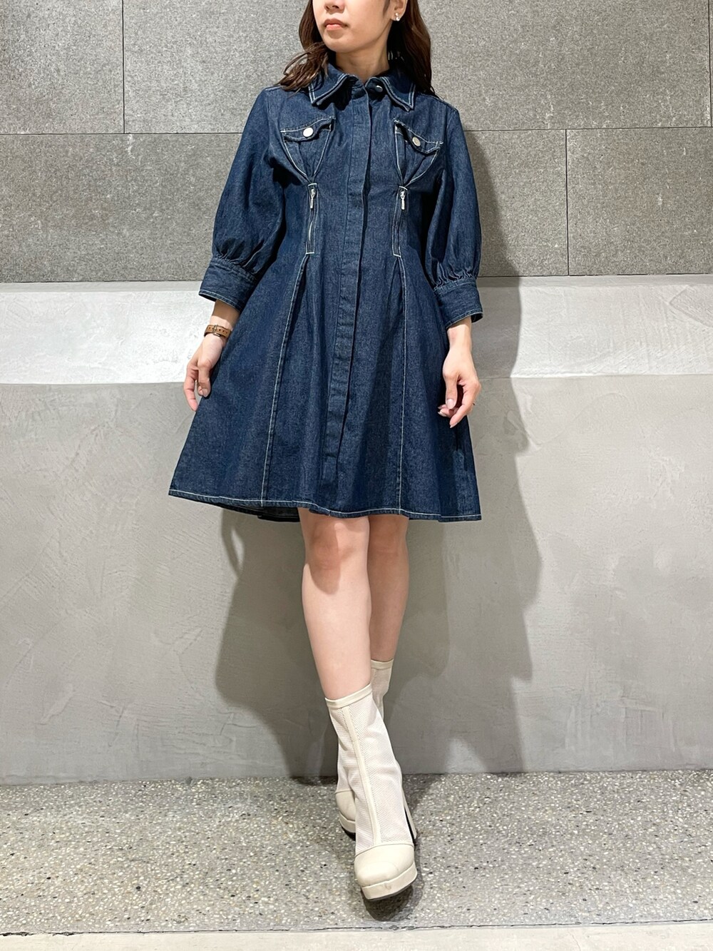 ブルー系のシャツワンピース、ホワイト系のブーツを着用したレディースの冬コーディネートの6枚目の写真