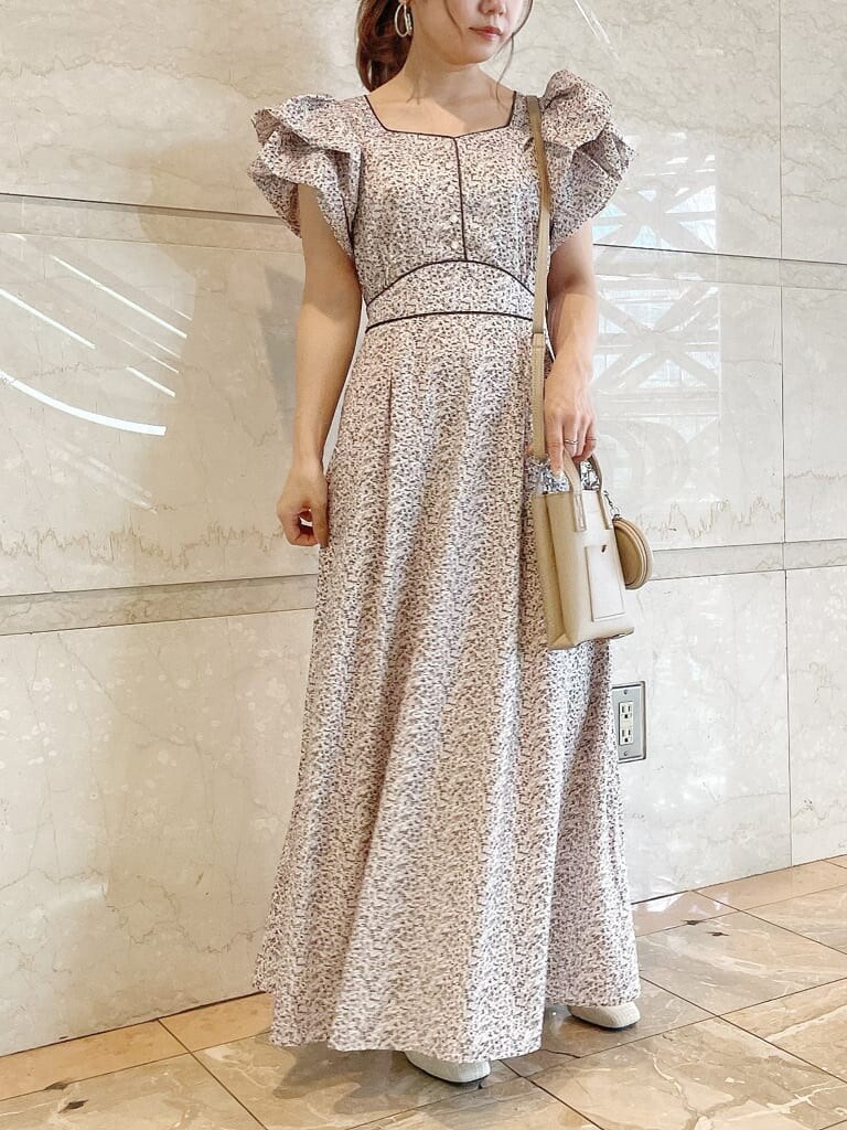 ホワイト系のワンピース、ホワイト系のパンプスを着用したレディースの夏コーディネートの3枚目の写真