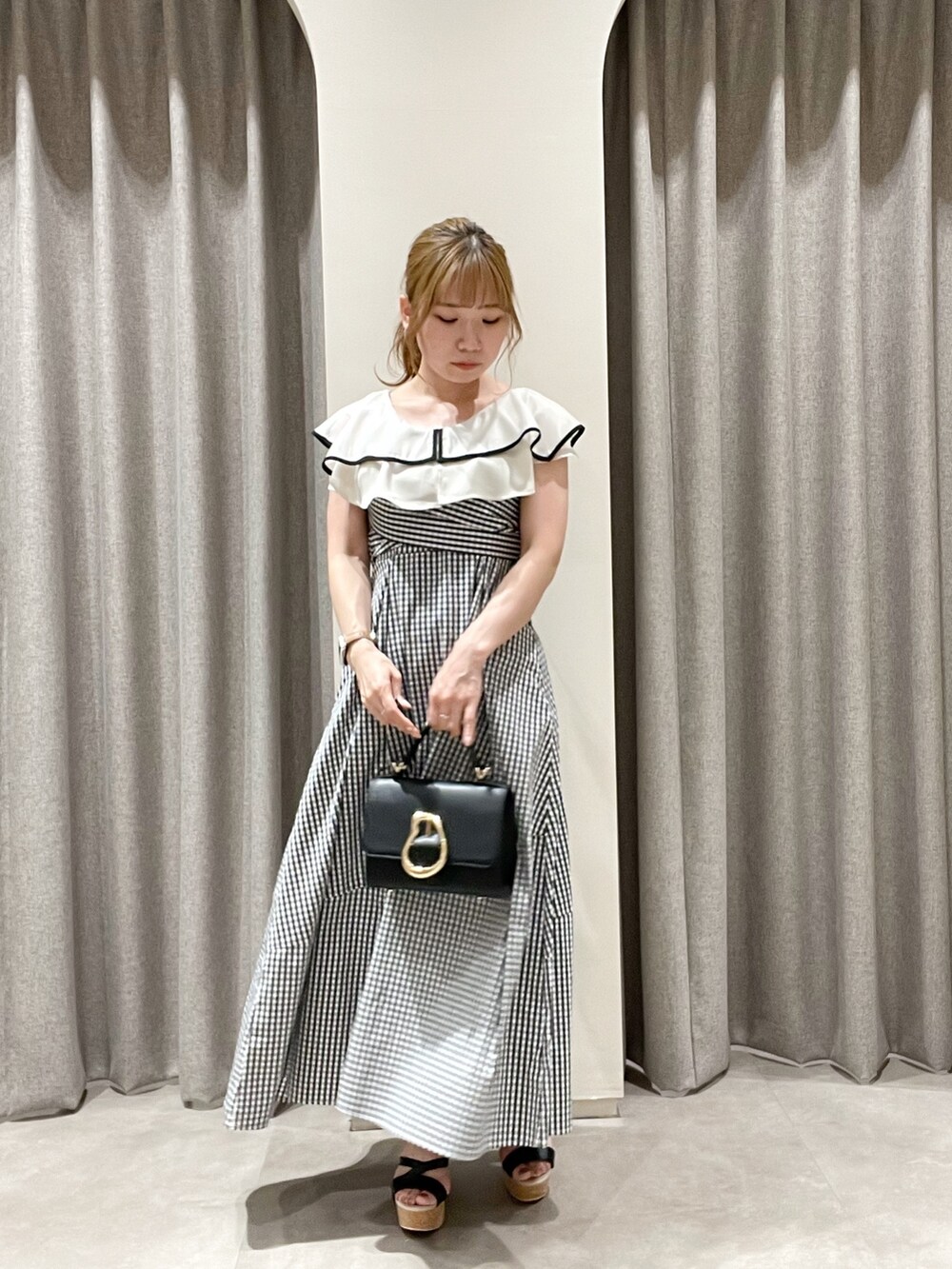 その他のワンピース、ブラック系のニット/セーター、ブラック系のハンドバッグを着用したレディースの夏コーディネートの4枚目の写真