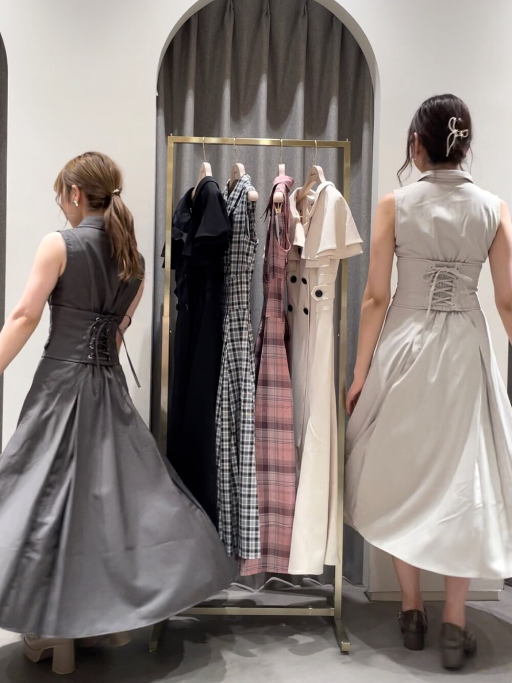 グレー系のワンピース、ホワイト系のワンピース、ブラウン系のパンプスを着用したレディースの夏コーディネートの3枚目の写真