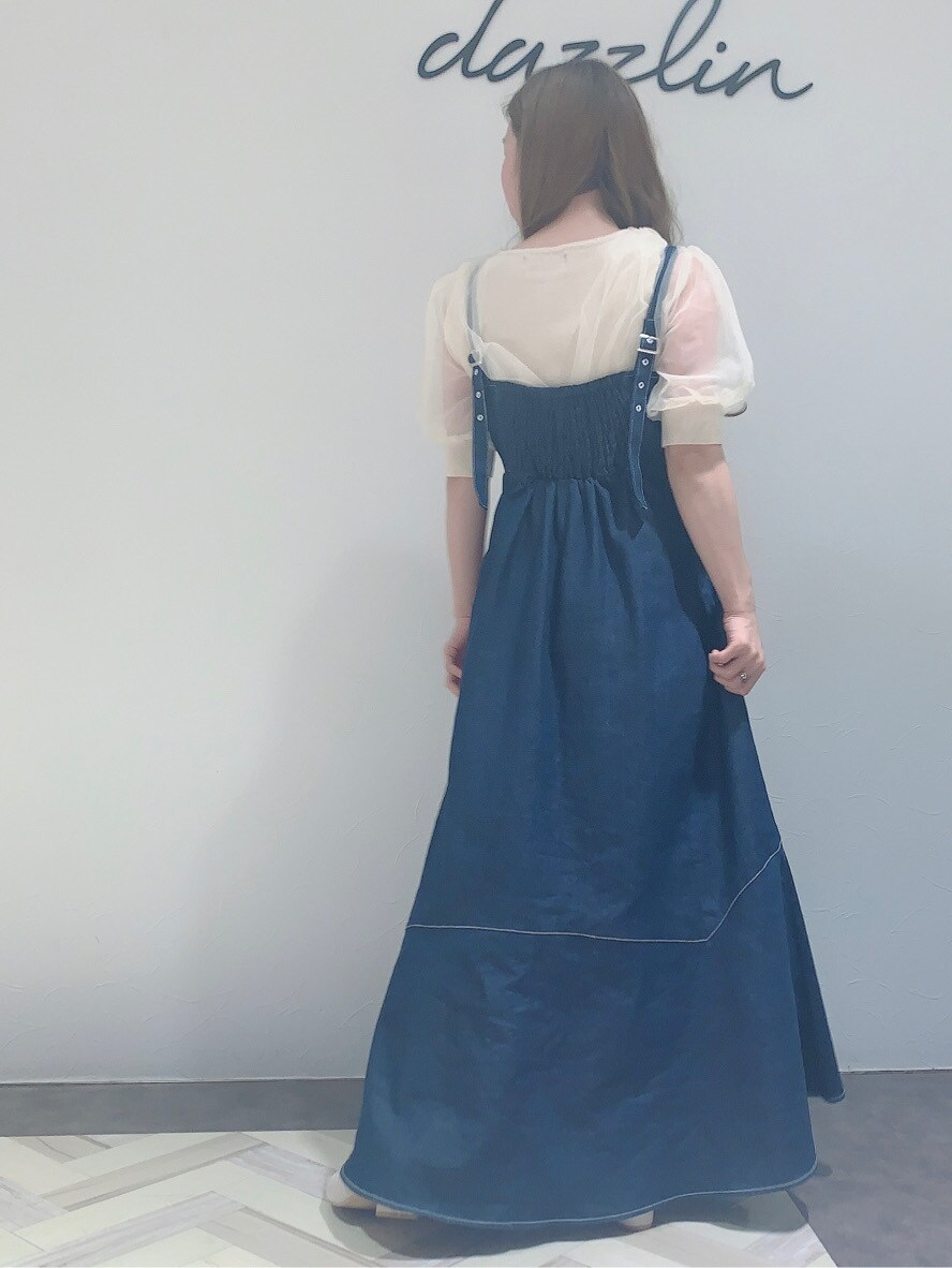 ブルー系のワンピース、ホワイト系のニット/セーターを着用したレディースの春コーディネートの4枚目の写真