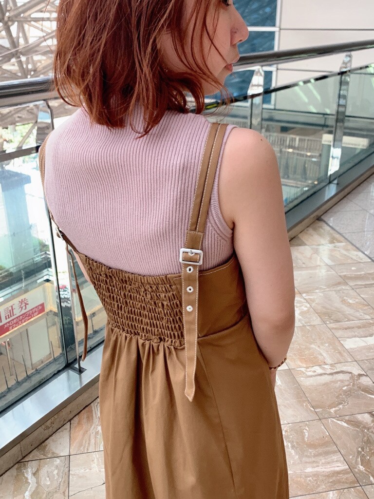 ブラウン系のワンピース、その他のサンダル、ピンク系のニット/セーターを着用したレディースの夏コーディネートの2枚目の写真