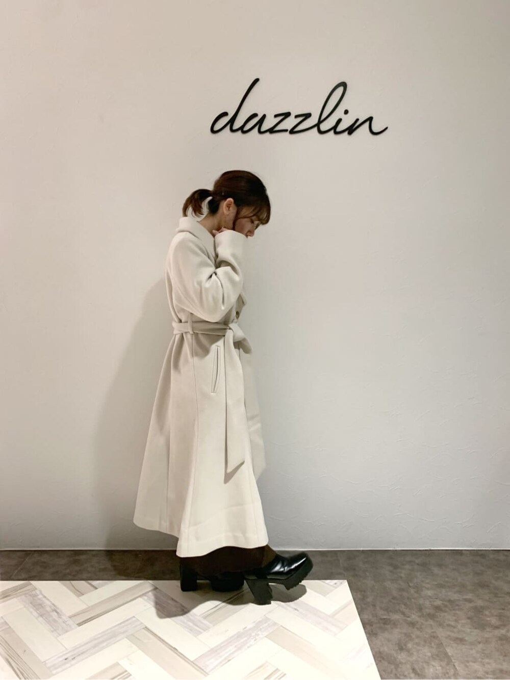 「フェミニンコーデ、低身長、ダズリン、ニットワンピース、リボン、大人フェミニン、大人コーデ、ガーリーコーデ、ワンピース、低身長コーデ、秋コーデ、モテコーデ、レイヤード、dazzlin、マーメイド」｜「dazzlinの2WAYマーメイドコート（その他アウター、ホワイト系）」を使った、tomomiさん（レディース・145cm）の秋コーディネートの2枚目の写真