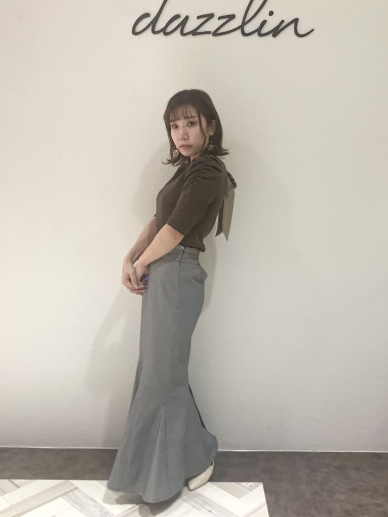 ホワイト系のパンプス、ブラック系のライダースジャケット、ブラック系のスカートを着用したレディースの秋コーディネートの2枚目の写真