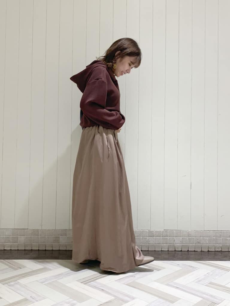 ベージュ系のワンピース、ブラック系のバックパック/リュック、ベージュ系のブーツを着用したレディースの秋コーディネートの5枚目の写真