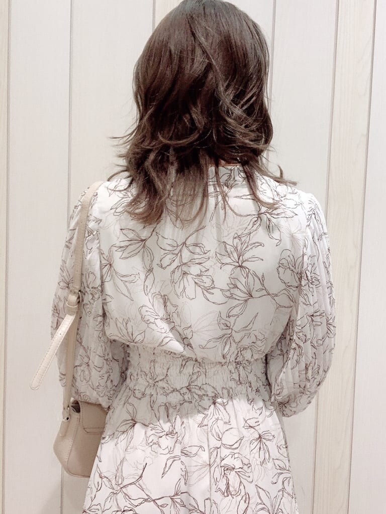 ホワイト系のワンピース、ベージュ系のパンプス、ベージュ系のショルダーバッグを着用したレディースの冬コーディネートの6枚目の写真