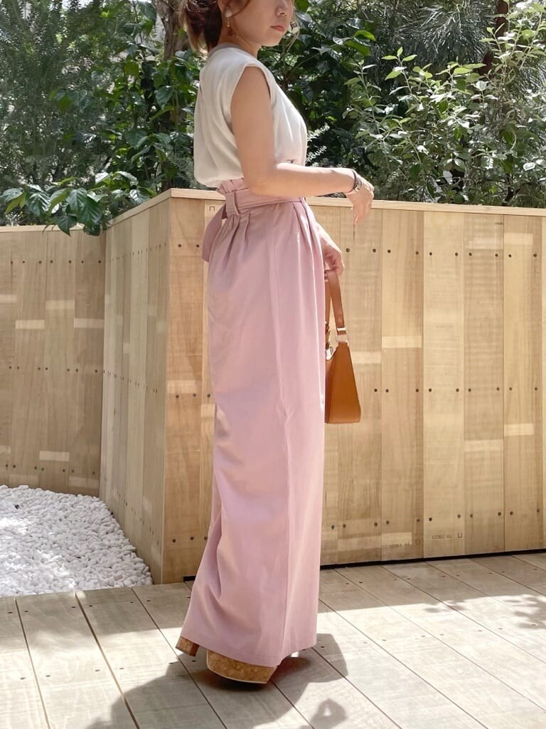 ブラウン系のハンドバッグ、その他のサンダル、ピンク系のその他パンツを着用したレディースの夏コーディネートの2枚目の写真