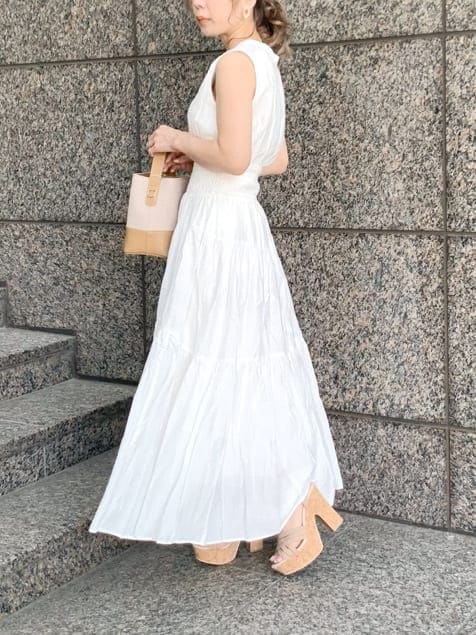 ベージュ系のシャツ/ブラウス、ホワイト系のワンピース、ベージュ系のサンダルを着用したレディースの春コーディネートの3枚目の写真