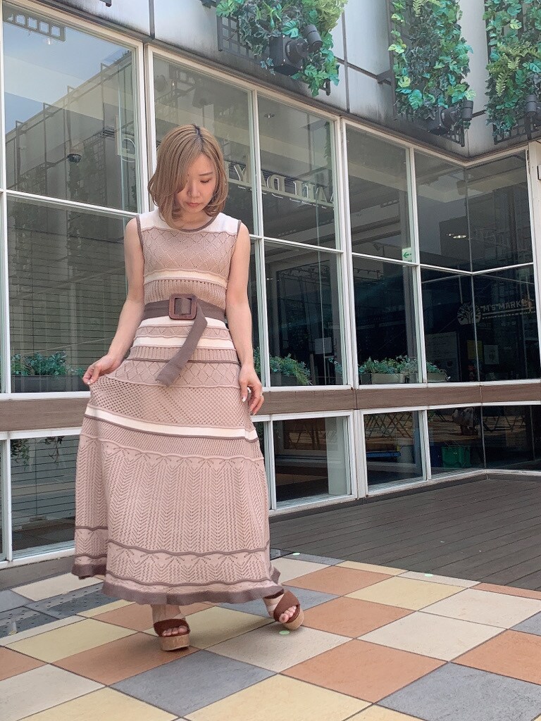 その他のサンダル、ベージュ系のワンピースを着用したレディースの春コーディネートの4枚目の写真