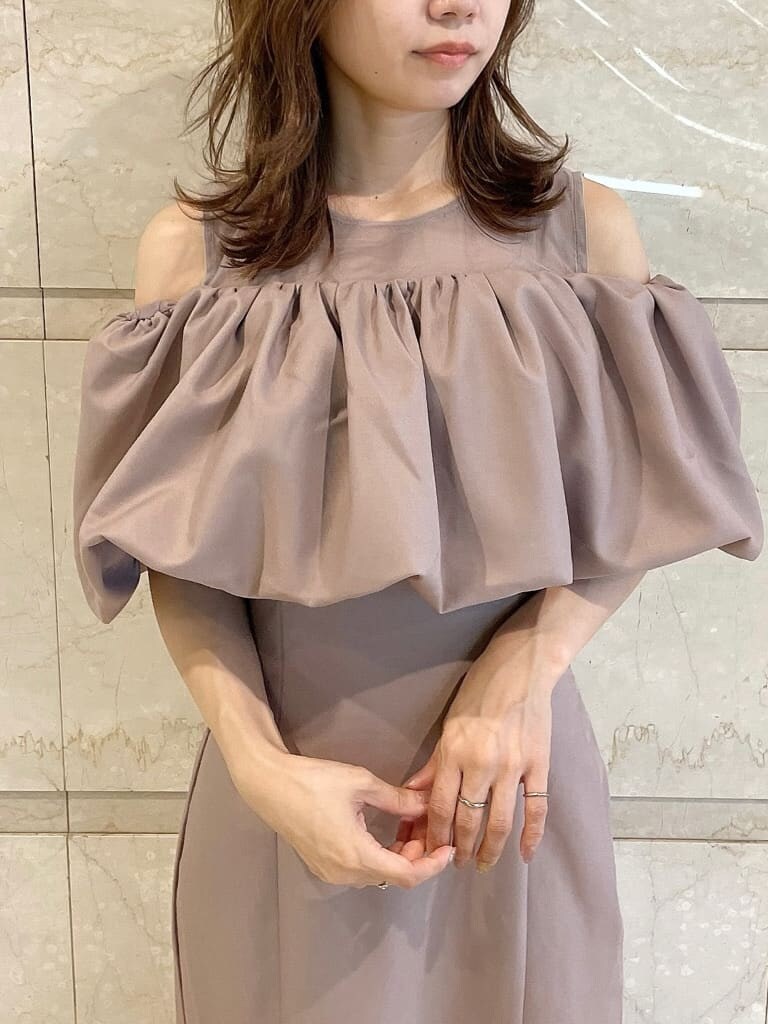 ベージュ系のキャミソール、ピンク系のワンピース、ホワイト系のパンプスを着用したレディースの夏コーディネートの4枚目の写真