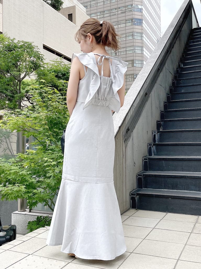 ブラック系のハンドバッグ、その他のサンダル、グレー系のワンピースを着用したレディースの夏コーディネートの3枚目の写真