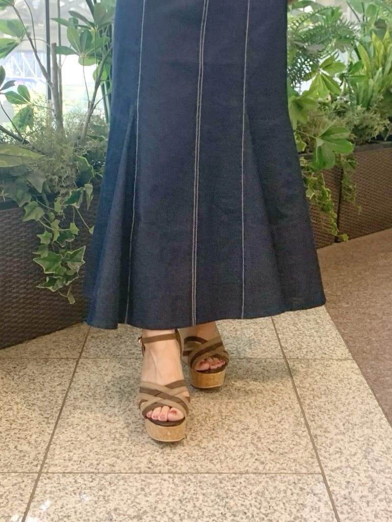 グレー系のシャツ/ブラウス、ベージュ系のハンドバッグ、ブラウン系のサンダルを着用したレディースの春コーディネートの6枚目の写真