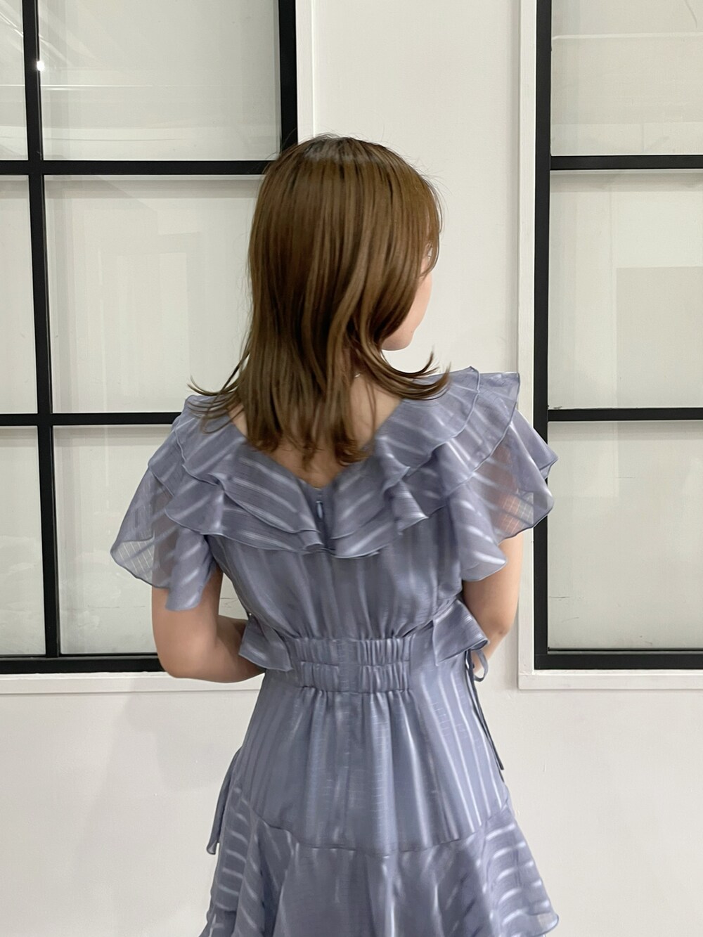 ブルー系のワンピース、ホワイト系のサンダルを着用したレディースの夏コーディネートの6枚目の写真