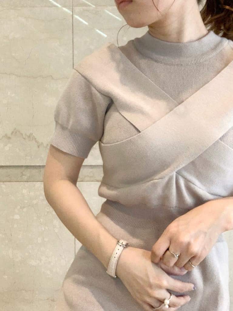 ホワイト系のライダースジャケット、ピンク系のワンピース、ホワイト系のパンプスを着用したレディースの春コーディネートの7枚目の写真