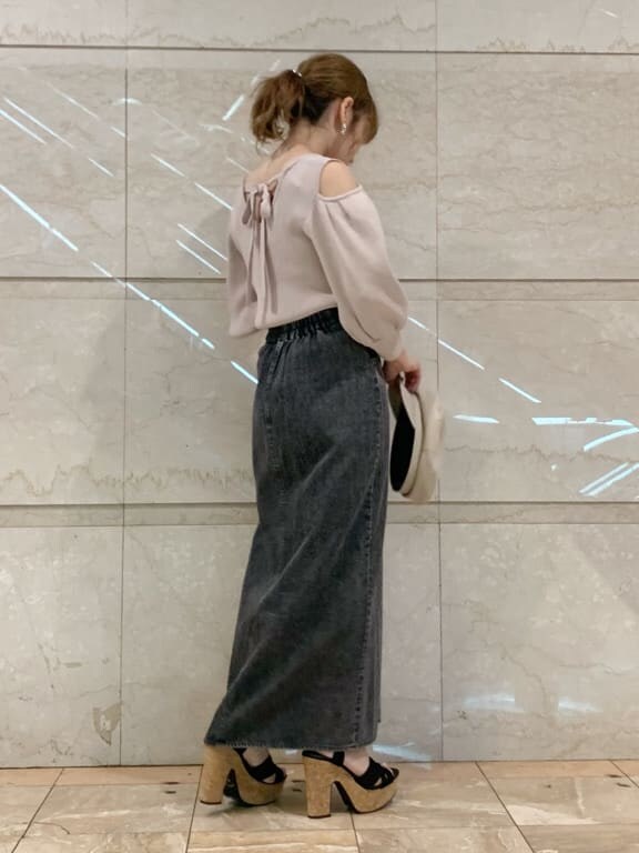 パープル系のニット/セーター、ブラック系のサンダル、ブラック系のスカートを着用したレディースの春コーディネートの3枚目の写真