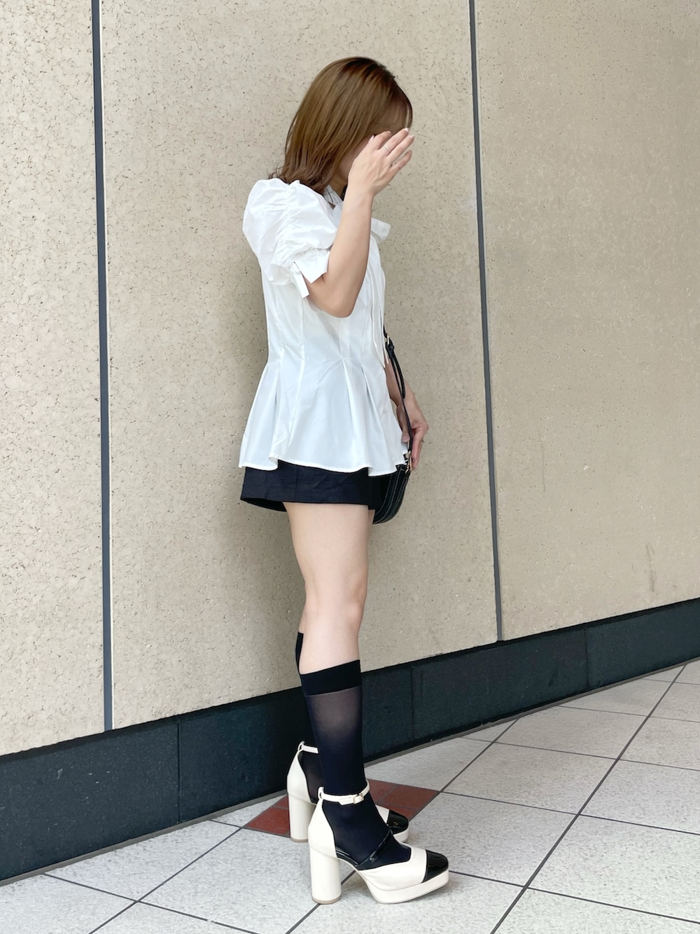 ホワイト系のシャツ/ブラウス、ブラック系のその他パンツ、ベージュ系のパンプスを着用したレディースの秋コーディネートの2枚目の写真