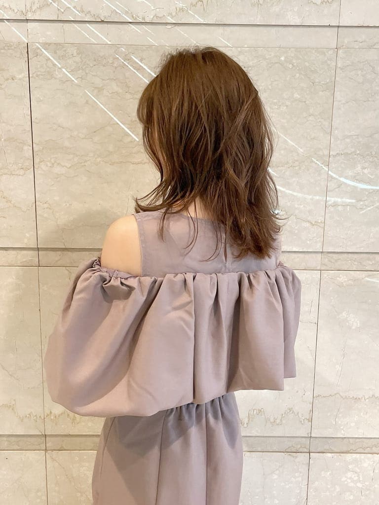 ベージュ系のキャミソール、ピンク系のワンピース、ホワイト系のパンプスを着用したレディースの夏コーディネートの5枚目の写真