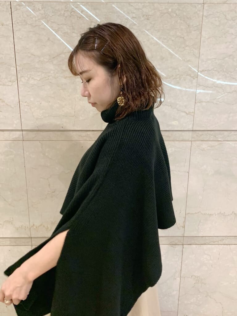 ベージュ系のワンピース、ブラック系のパンプス、ブラック系のハンドバッグを着用したレディースの夏コーディネートの8枚目の写真