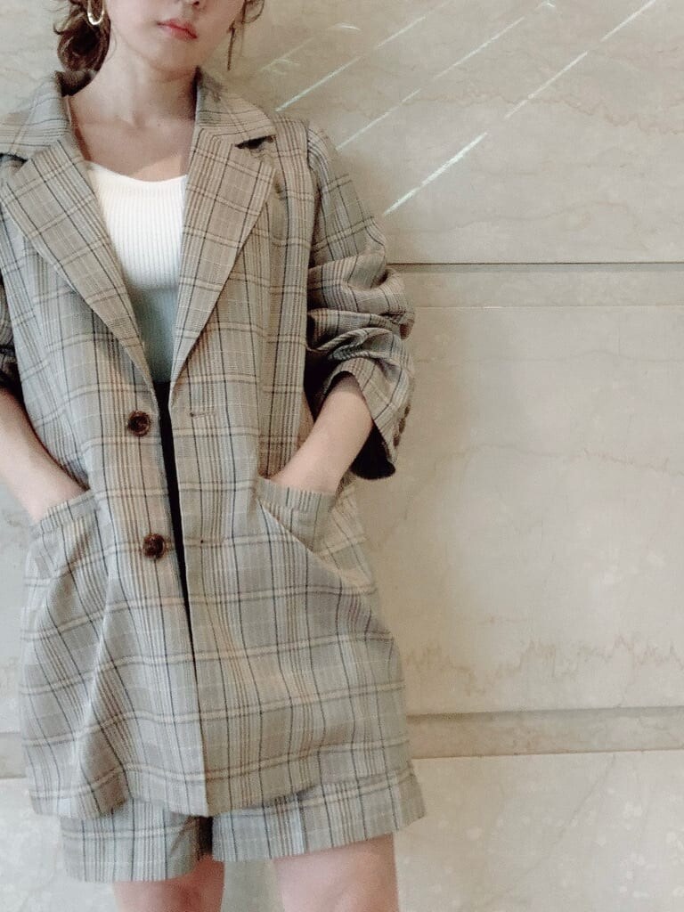 その他のテーラードジャケット、その他のその他パンツ、ホワイト系のニット/セーターを着用したレディースの冬コーディネートの10枚目の写真