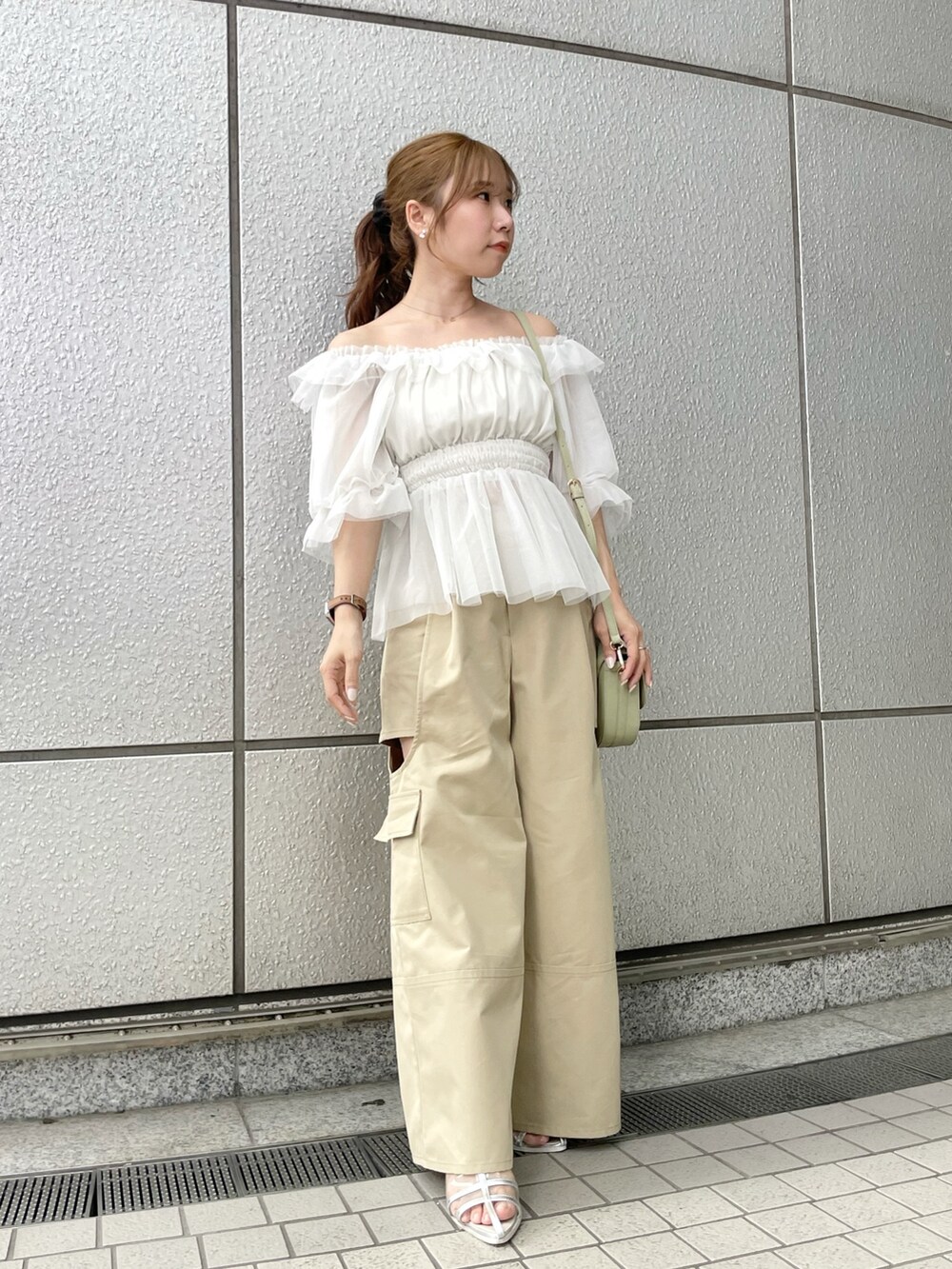 シルバー系のパンプス、ホワイト系のシャツ/ブラウス、ベージュ系のカーゴパンツを着用したレディースの春コーディネートの2枚目の写真
