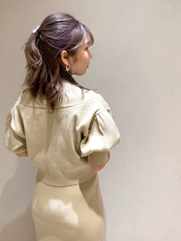 その他のサンダル、ベージュ系のワンピースを着用したレディースの春コーディネートの6枚目の写真