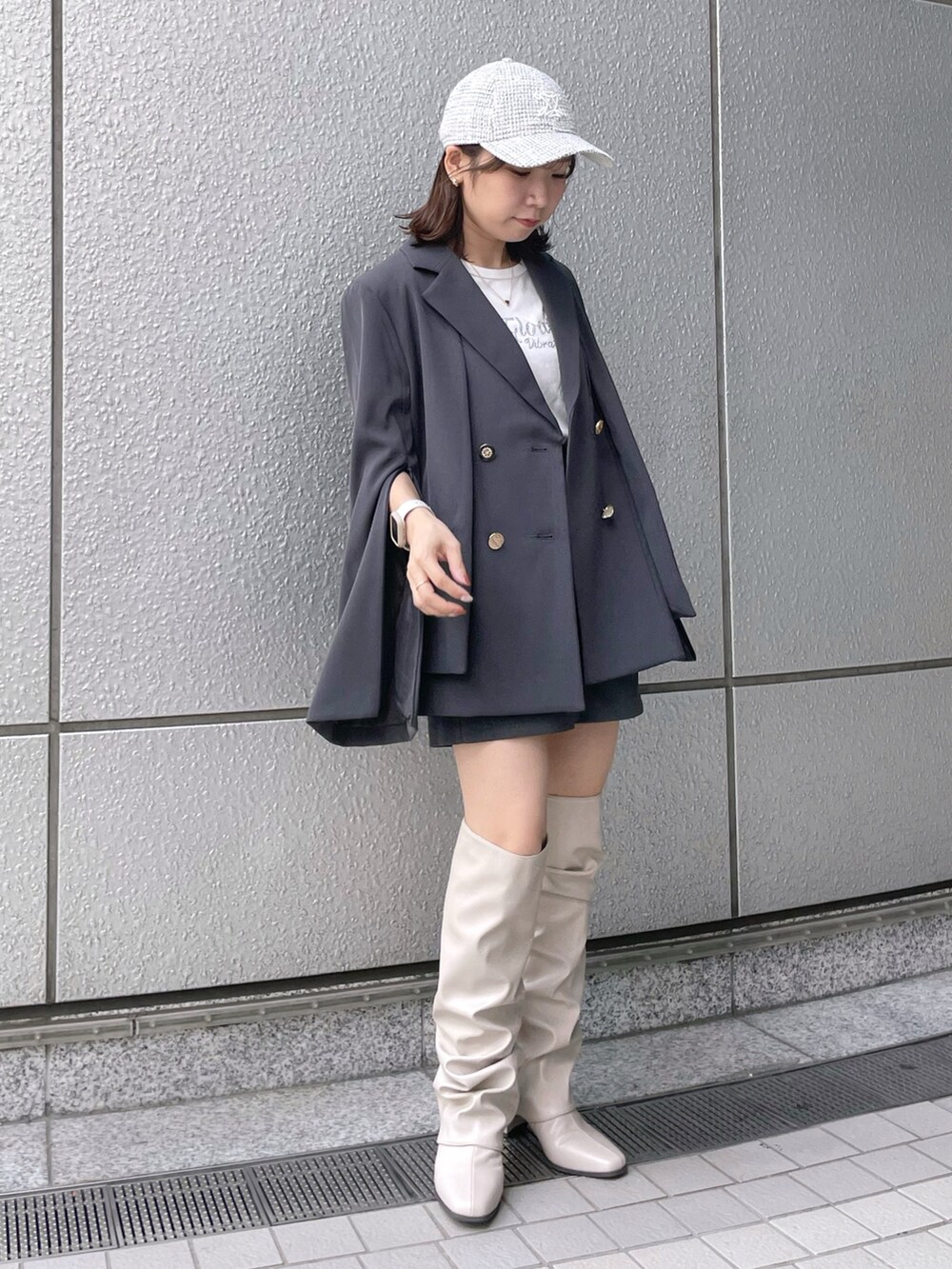 ホワイト系のTシャツ/カットソー、グレー系のテーラードジャケット、グレー系のその他パンツを着用したレディースの秋コーディネートの2枚目の写真