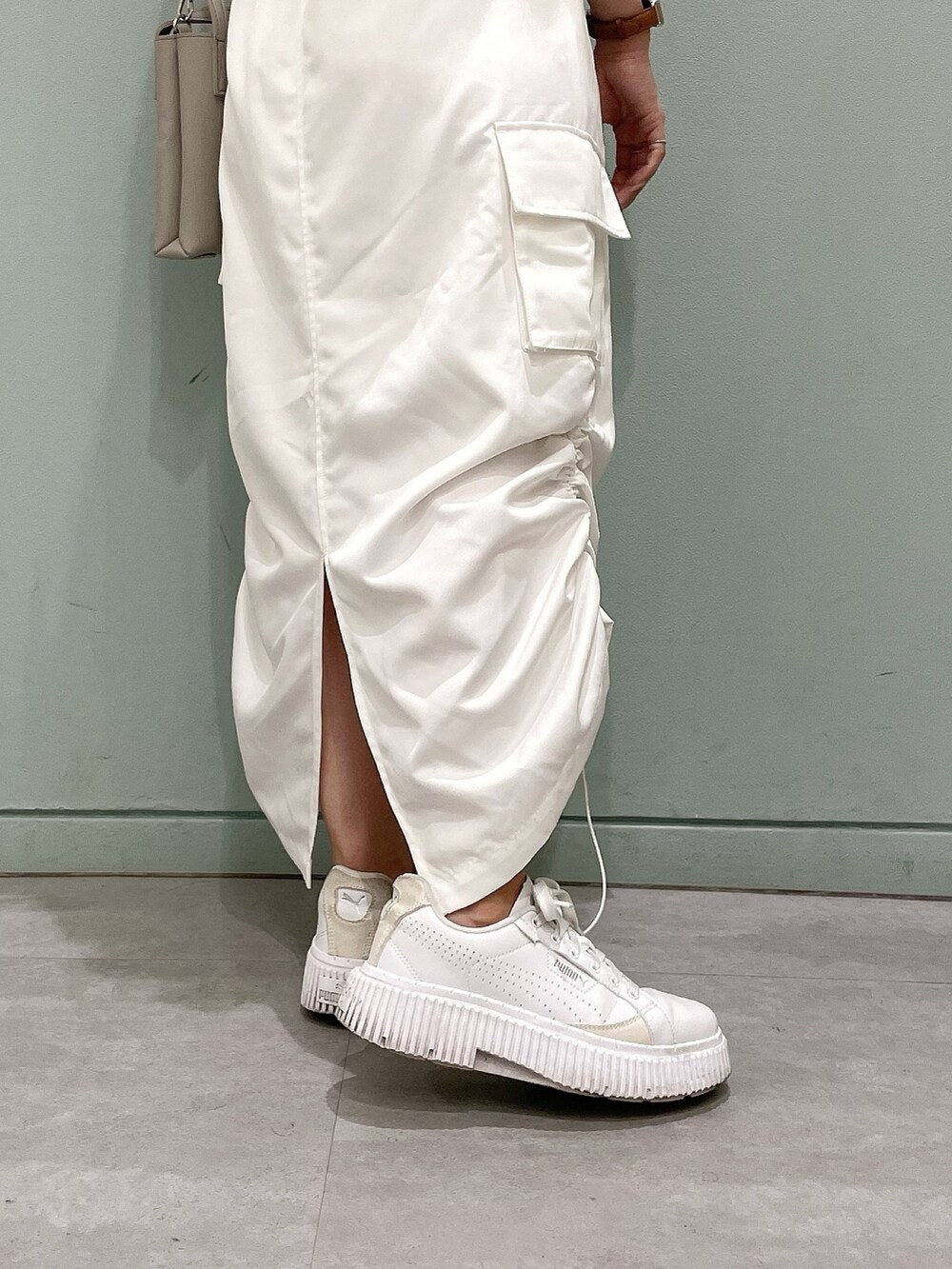 ホワイト系のスカート、グレー系のシャツ/ブラウスを着用したレディースの夏コーディネートの5枚目の写真