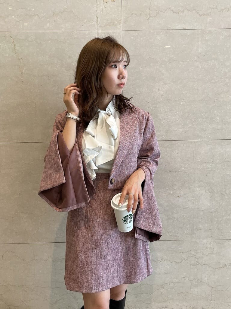 ホワイト系のシャツ/ブラウス、レッド系のその他アウター、レッド系のスカートを着用したレディースの夏コーディネートの7枚目の写真