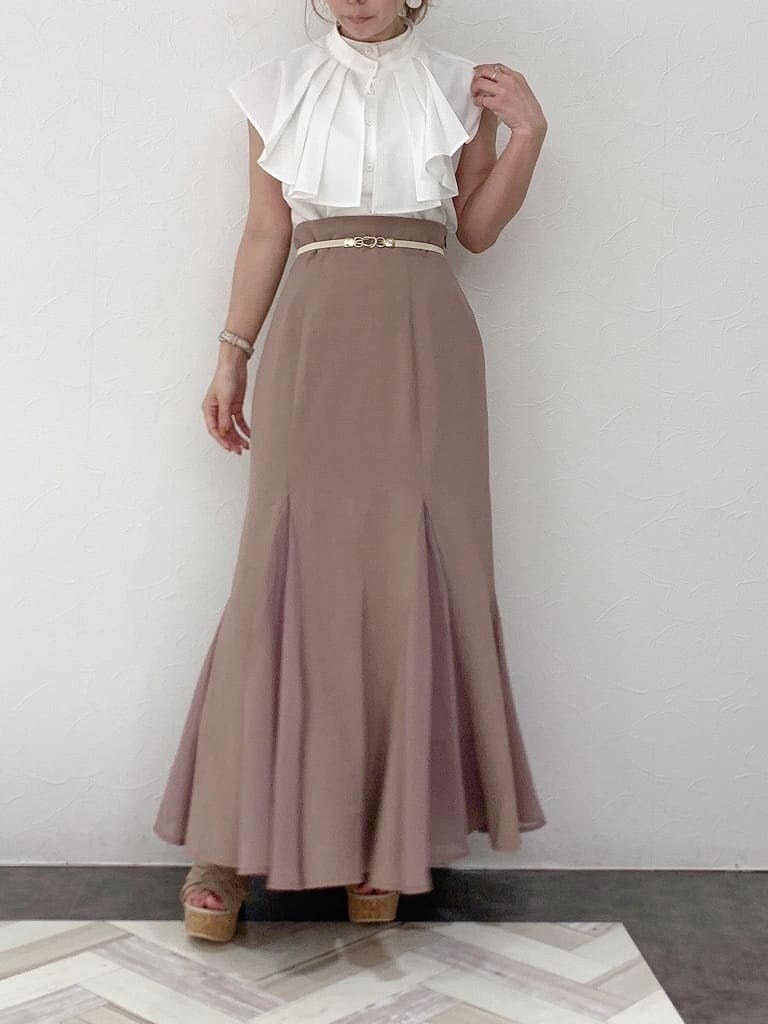 ホワイト系のシャツ/ブラウス、ベージュ系のサンダル、ピンク系のスカートを着用したレディースの春コーディネートの2枚目の写真