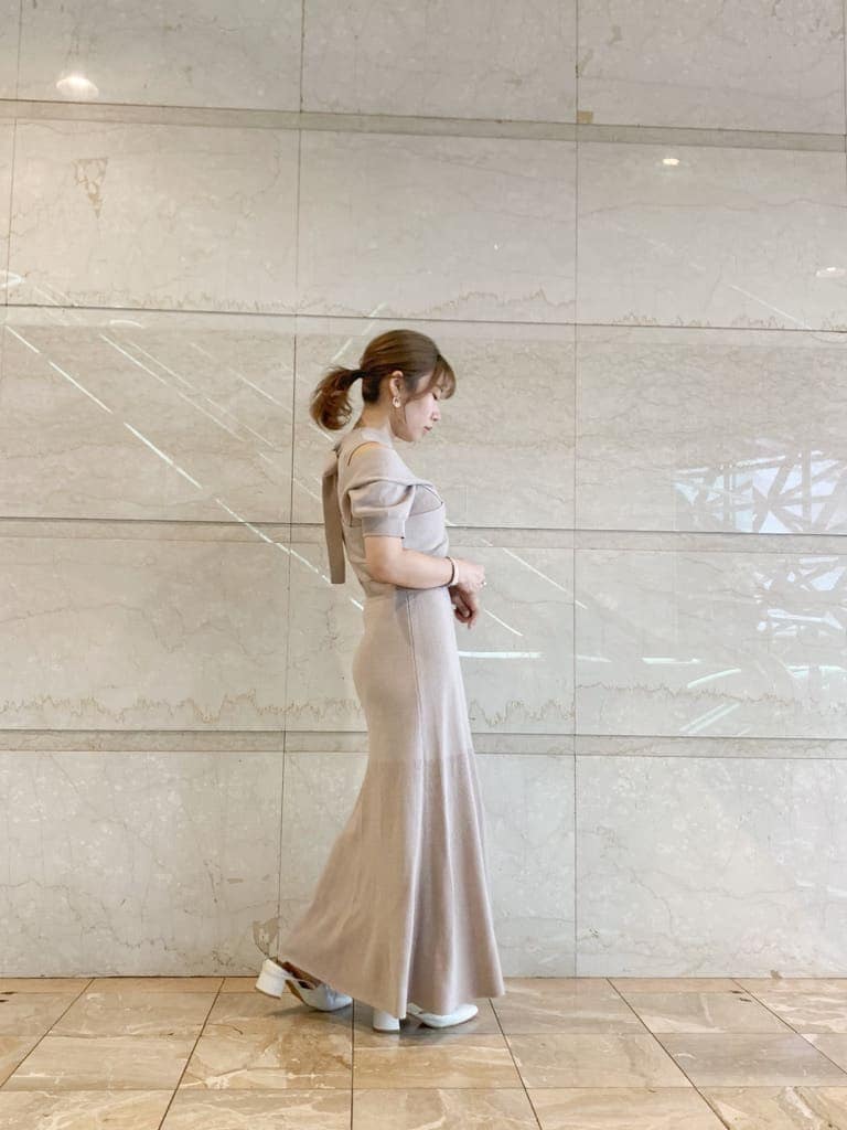 ピンク系のワンピース、ホワイト系のライダースジャケット、ホワイト系のパンプスを着用したレディースの春コーディネートの4枚目の写真