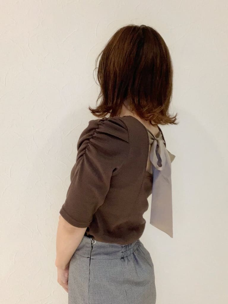 ホワイト系のパンプス、ブラック系のライダースジャケット、ブラック系のスカートを着用したレディースの秋コーディネートの6枚目の写真